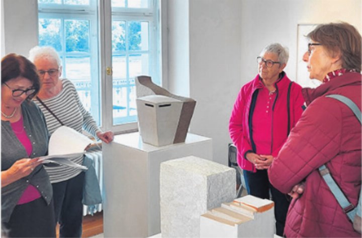 In der Kunstausstellung, links die Referentin Susanne Meier-Faust. Foto: zVg
