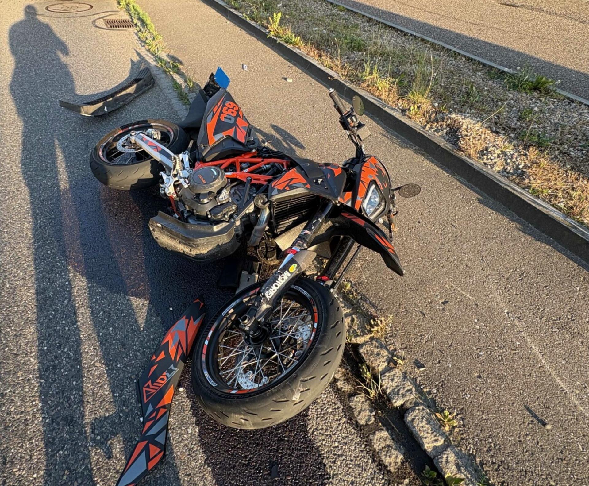 Frick: Seitlich-frontale Kollision zwischen Motorrad und Personenwagen - Das Bild wird blockiert. – Möglicherweise durch einen aktiven Adblocker.
