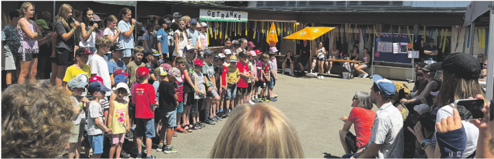 Die Kindergarten- und Schulkinder von Densbüren und Asp singen gemeinsam den neuen Schulsong. Fotos: Simone Rufli