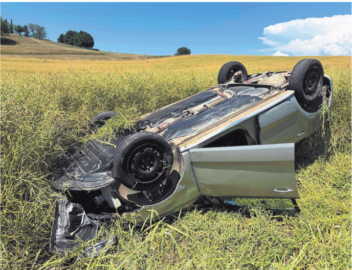 Der Fahrer konnte sich selbständig aus dem Fahrzeug befreien. Foto: zVg