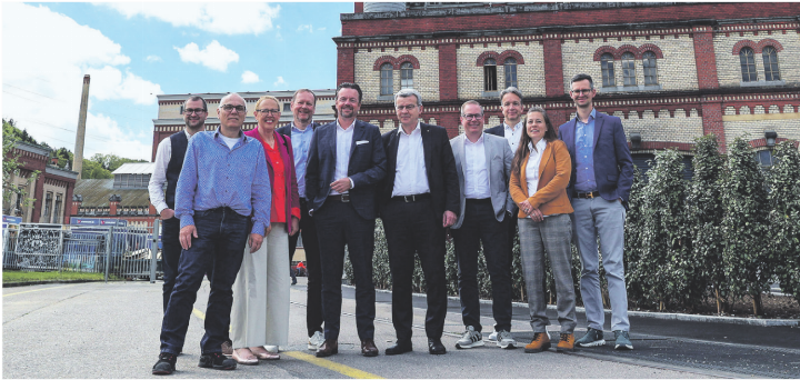 Freuen sich über die Inbetriebnahme: Christian Müller (von links), Thomas Janssen, Claudia Rohrer, Jürg Gasser, Marc Ritter, Franco Mazzi, Daniel Wernli, Patrick Siegrist, Amantina Meyer und Kevin Wister. Foto: zVg