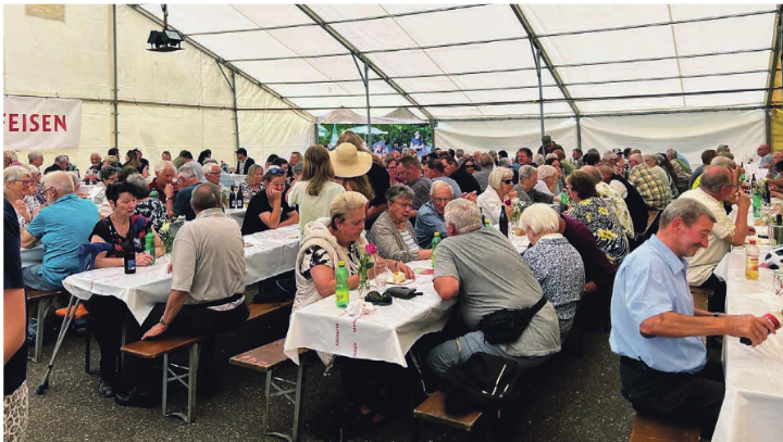 Gutgefüllte Festhütte beim Fischessen in Obermumpf. Foto: zVg