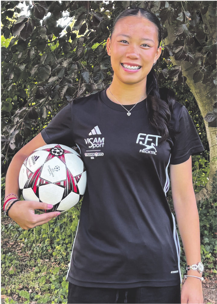 «Obwohl Schule und Fussball manchmal stressig sein können, würde ich niemals ein Training für die Schule absagen», sagt Eva Ke. Foto: Lilly Wegmann