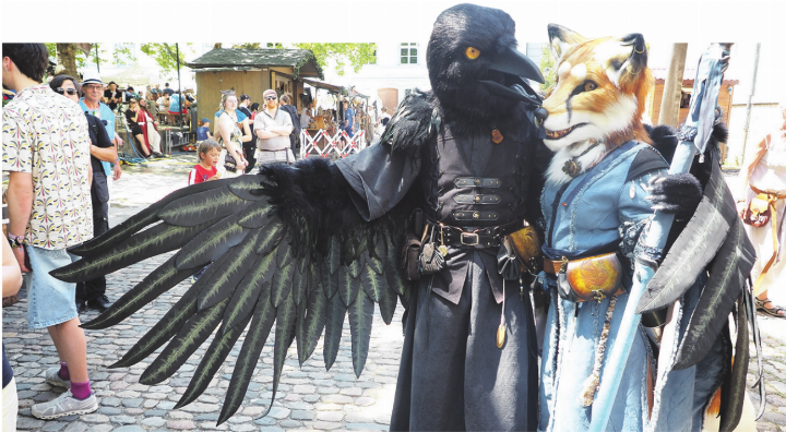 Nox der Rabe und Kettu die Füchsin.