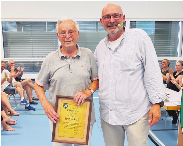 Ehrenbürger Wilfried Käser (links) mit Gemeindeammann Rainer Schaub. Foto: zVg