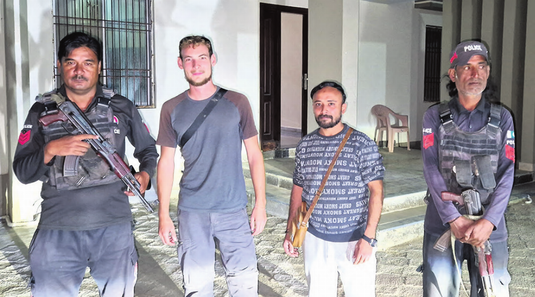 Gruppenbild mit Kalaschnikows: Bei den Polizei-Eskorten in Pakistan wurde bei jedem Polizeiwechsel ein Beweisbild mit der alten und der neuen Polizeigruppe erstellt. Damit nachvollzogen werden kann, mit wem er zuletzt unterwegs war. Gruppenbild mit Kalaschnikows: Bei den Polizei-Eskorten in Pakistan wurde bei jedem Polizeiwechsel ein Beweisbild mit der alten und der neuen Polizeigruppe erstellt. Damit nachvollzogen werden kann, mit wem er zuletzt unterwegs war.