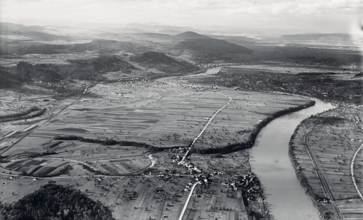 Das Sisslerfeld 1952 vor der Industrialisierung: Eine einzige grosse Landwirtschaftsbrache. Bild: Werner Friedli, ETH-Bibliothek Zürich, Bildarchiv/Stiftung Luftbild Schweiz / LBS_H1-014378.
