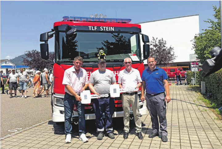 Feierliche Übergabe der beiden Feuerwehrfahrzeuge (von links): Gemeindeammann Beat Käser, Feuerwehrkommandant Pascal Brogli, Peter Jäggi, Verwaltungspräsident der Feumotech AG, Reto Graber, Feuerwehrinspektor der Aargauischen Gebäudeversicherung. Fotos: Lilia Staiger Feierliche Übergabe der beiden Feuerwehrfahrzeuge (von links): Gemeindeammann Beat Käser, Feuerwehrkommandant Pascal Brogli, Peter Jäggi, Verwaltungspräsident der Feumotech AG, Reto Graber, Feuerwehrinspektor der Aargauischen Gebäudeversicherung. Fotos: Lilia Staiger