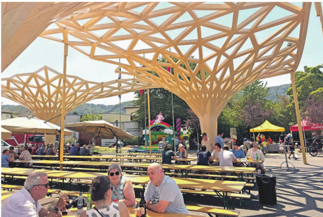 Die neue Holzdachkonstruktion beim Saalbau spendete den Besuchern an diesem heissen Sommertag Schatten. Die neue Holzdachkonstruktion beim Saalbau spendete den Besuchern an diesem heissen Sommertag Schatten.