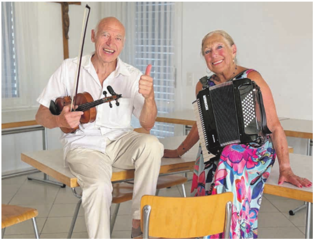 Das Musikerduo Joana und Gino, das mit Akordeon und Violine die Gäste am Streetfoodfestival unterhielt, und ein Blick auf das vielfältige Essensangebot. Fotos: zVg Das Musikerduo Joana und Gino, das mit Akordeon und Violine die Gäste am Streetfoodfestival unterhielt, und ein Blick auf das vielfältige Essensangebot. Fotos: zVg