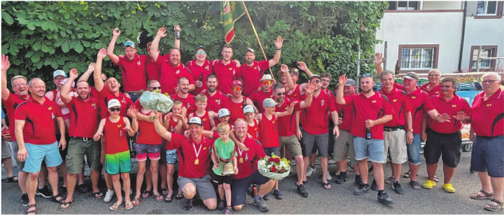 Gruppenbild der Mumpfer Pontoniere, die offenbar viel Spass bei der Meisterschaft hatten. Foto: zVg