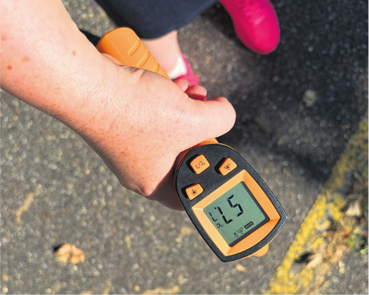 Hitzemessung in Stein AG – im Schatten 35 Grad, in der Sonne 57 Grad. Hitzemessung in Stein AG – im Schatten 35 Grad, in der Sonne 57 Grad.