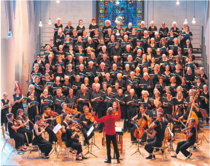 Zwei Chöre, 135 Sängerinnen und Sänger und Solisten begeisterten das Publikum. Foto: zVg