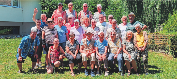 AUS DEM GRILLPLAUSCH WURDE EIN SALATPLAUSCH Pro Senectute «Ü60 Fit&Gym» Mumpf Wurstsalat und anderen feinen Salaund Schupfart: Traditionsgemäss traf ten, welche von den Teilnehmerinnen man sich vor der Sommerpause zum und Teilnehmern mitgebracht wurgemütlichen Beisammensein. Aufden. Natürlich durfte auch das Dessert grund der Waldbrandgefahr gab es