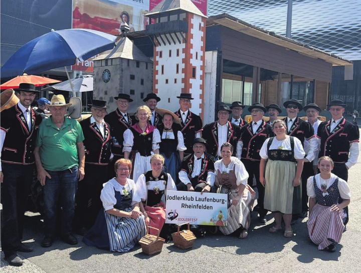 Der Jodlerklub machte in Basel Werbung für Laufenburg und Rheinfelden. Foto: zVg