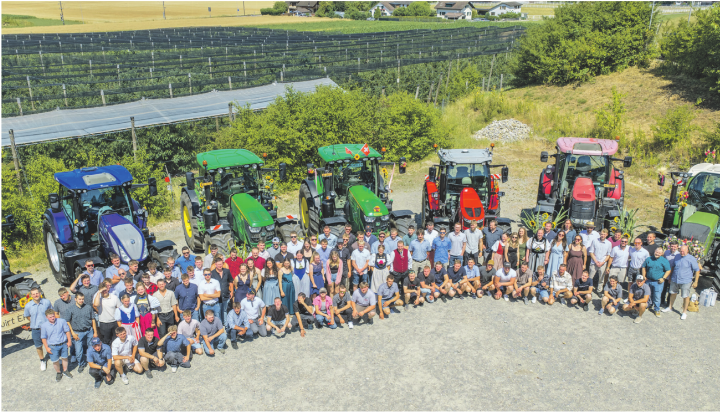 Die erfolgreichen Landwirte und Agrarpraktiker erhielten im landwirtschaftlichen Zentrum ihre Berufsausweise. Foto: zVg