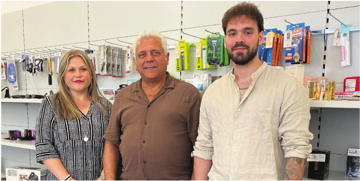 Ein Teil des Teams des Fundbüros und des Verwertungsdienstes mit Céline Buxcel (links), Berardino Barbati und Salvatore Congiusta. Im Verkaufsgeschäft sind auch viele Fahrräder erhältlich. Foto: Willi Wenger