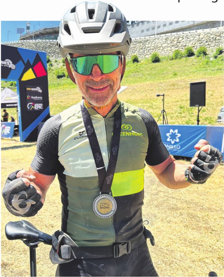 Tom Deiss mit der «Legend»-Medaille, für die er alles gegeben hat. Foto: zVg Tom Deiss mit der «Legend»-Medaille, für die er alles gegeben hat. Foto: zVg