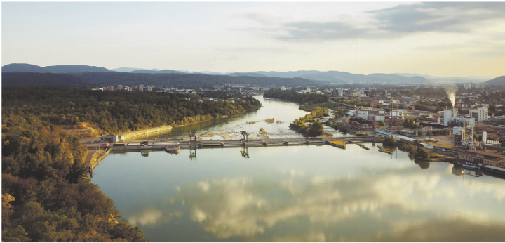 Auf dem Betriebsgelände der Naturenergie AG auf deutscher Seite des Wasserkraftwerks Rheinfelden (rechts) soll der Energiespeicher erstellt werden. Archivfoto: zVg