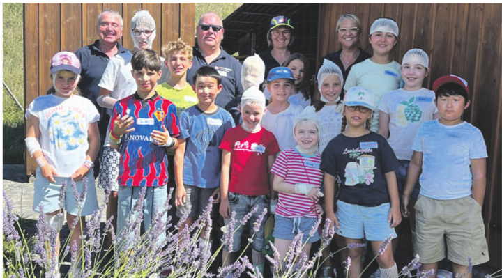 Die Kinder durften verschiedene Verbände anbringen. Foto: zVg Die Kinder durften verschiedene Verbände anbringen. Foto: zVg