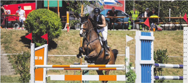Vereinsmitglied Naomi Troiani mit ihrem Pferd Egano des Brumes. Fotos: Kayleigh Louisa Fluri von KLF-otografie Vereinsmitglied Naomi Troiani mit ihrem Pferd Egano des Brumes. Fotos: Kayleigh Louisa Fluri von KLF-otografie