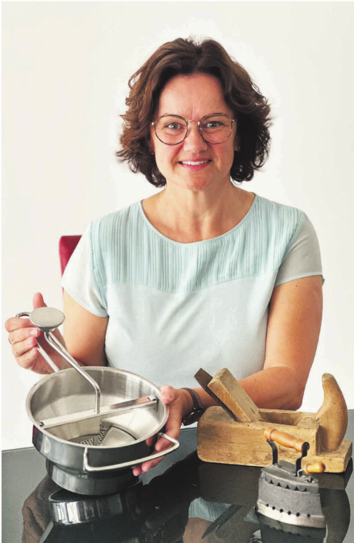 Petra Baltischwiler freut sich auf das erste Erzählcafé am 26. August. Sie hat eigens in der Brockenstube ein paar Utensilien erstanden, um den Erinnerungen der Teilnehmenden auf die Sprünge zu helfen. Foto: Sonja Fasler Petra Baltischwiler freut sich auf das erste Erzählcafé am 26. August. Sie hat eigens in der Brockenstube ein paar Utensilien erstanden, um den Erinnerungen der Teilnehmenden auf die Sprünge zu helfen. Foto: Sonja Fasler