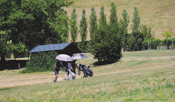 Golf bei der Hitze? Man muss sich nur zu helfen wissen (hier: Golf Fricktal). Foto: Bianca Kühweidner