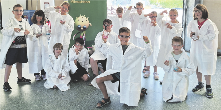 Mit weissem Kittel, Schutzbrille und echten Laborgeräten auf Entdeckungstour. Foto: zVg Mit weissem Kittel, Schutzbrille und echten Laborgeräten auf Entdeckungstour. Foto: zVg