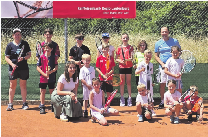 Die Kinder freut’s. Lea Bischof (Raiffeisen) überreicht TC KWL-Nachwuchschef Michel Baumann den Check.