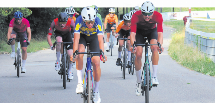 Saybien Zumsteg (Bildmitte) gewinnt einen Wertungssprint und damit auch das Abendrennen in der Nachwuchskategorie. Fotos: Neli Widmer
