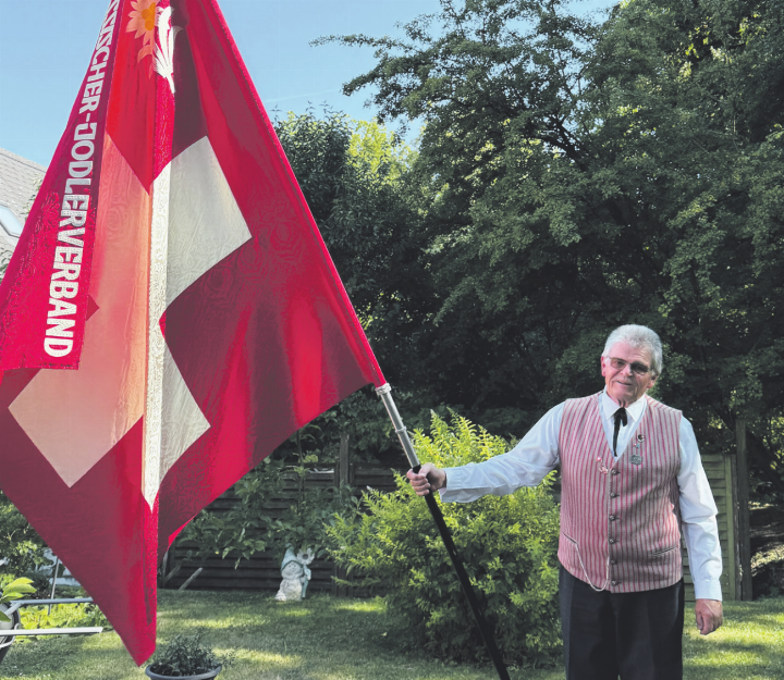 Hanspeter Leuenberg mit der Fahne des Eidgenössischen Jodlerverbands. Foto: Simone Rufli Hanspeter Leuenberg mit der Fahne des Eidgenössischen Jodlerverbands. Foto: Simone Rufli