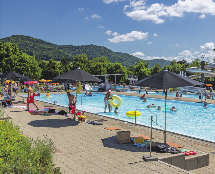 Das Freibad in Frick ist an heissen Tagen ein beliebter Ort.    Foto: Paul Gürtler