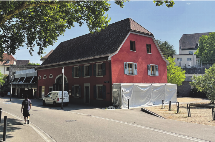 Die Fassade beim Roten Haus wird derzeit teilweise saniert. Foto: Valentin Zumsteg