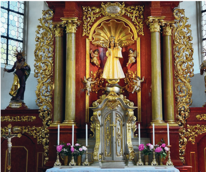 Der barocken Hochaltar in der Wallfahrtskirche Schenkenberg mit Gnadenstatue der Muttergottes im Zentrum.    Foto: zVg