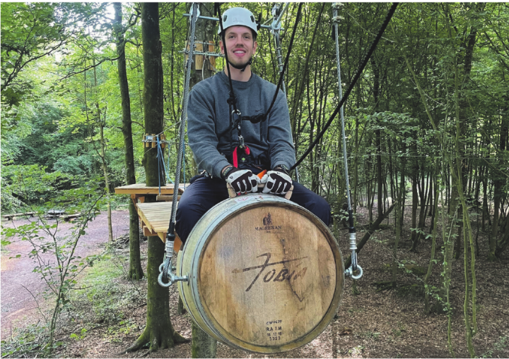 Die Besucher lieben die sportlichen Aktivitäten in luftiger Höhe im Wald. Die Besucher lieben die sportlichen Aktivitäten in luftiger Höhe im Wald.
