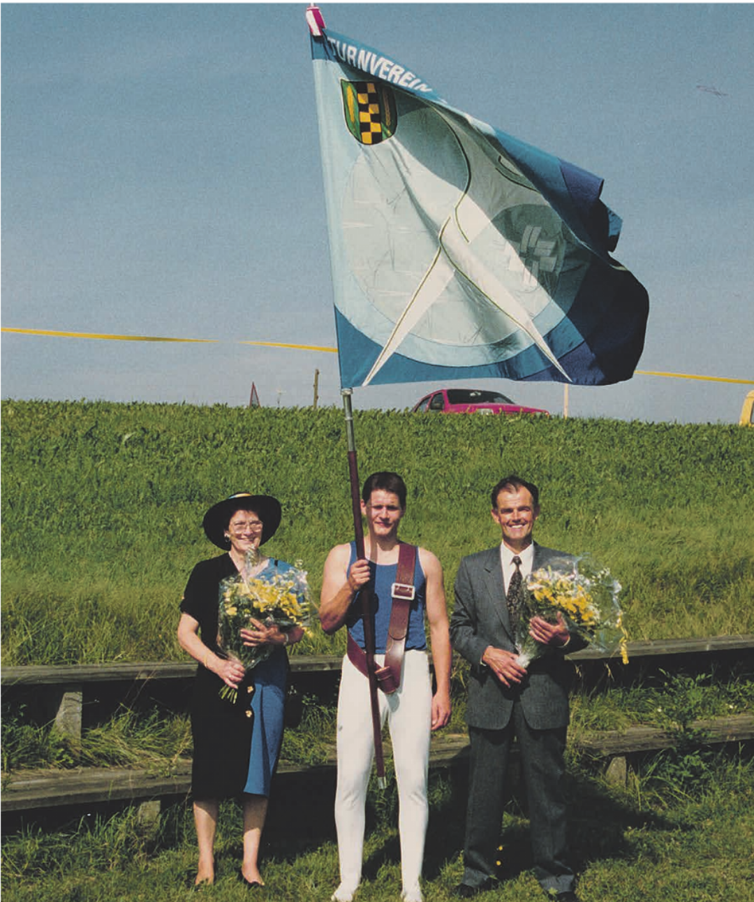 Nur zwei Fahnen in hundert Jahren: Nachdem die alte Fahne beim Unwetter am Turnfest in Kleindöttingen 1990 beschädigt worden war, weihte man im Rahmen des 25-Jahr-Jubiläums des Eichwaldfests 1992 eine neue ein. Von links: Gotte Getrud Hossli, Fahnenträger Jürg Riner und Götti Alois Huber. Foto: zVg Nur zwei Fahnen in hundert Jahren: Nachdem die alte Fahne beim Unwetter am Turnfest in Kleindöttingen 1990 beschädigt worden war, weihte man im Rahmen des 25-Jahr-Jubiläums des Eichwaldfests 1992 eine neue ein. Von links: Gotte Getrud Hossli, Fahnenträger Jürg Riner und Götti Alois Huber. Foto: zVg