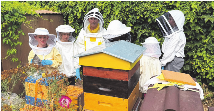 Hana Smejkalova führte die Kinder in die Welt der Bienen ein.    Foto: zVg
