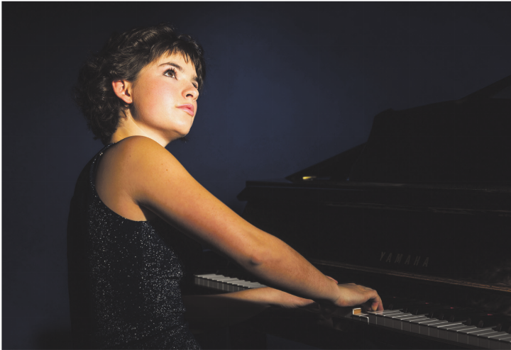 Die 20-jährige Manoush Toth blickt in eine hoffnungsvolle Zukunft als Pianistin.    Foto: zVg