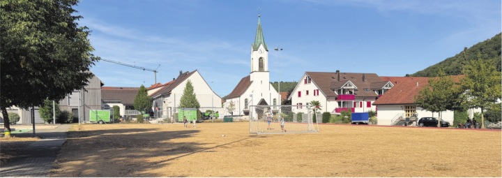 Öffentliche Anlagen wie der Sportplatz werden schon lange nicht mehr bewässert.    Foto: Simone Rufli