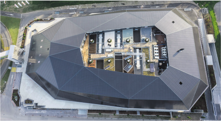 Die Umwelt Arena Schweiz mit ihrer Photovoltaik-Anlage befindet sich in Spreitenbach.    Foto: zVg