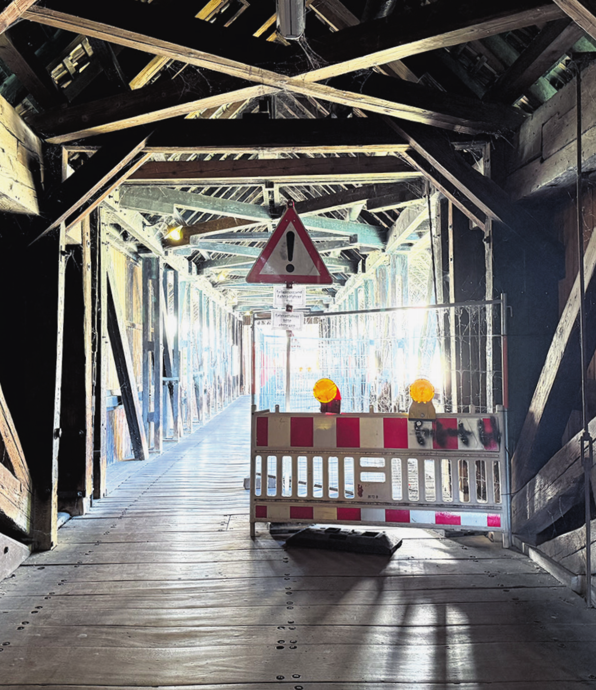 Schäden bei der alten Holzbrücke - Das Bild wird blockiert. – Möglicherweise durch einen aktiven Adblocker.