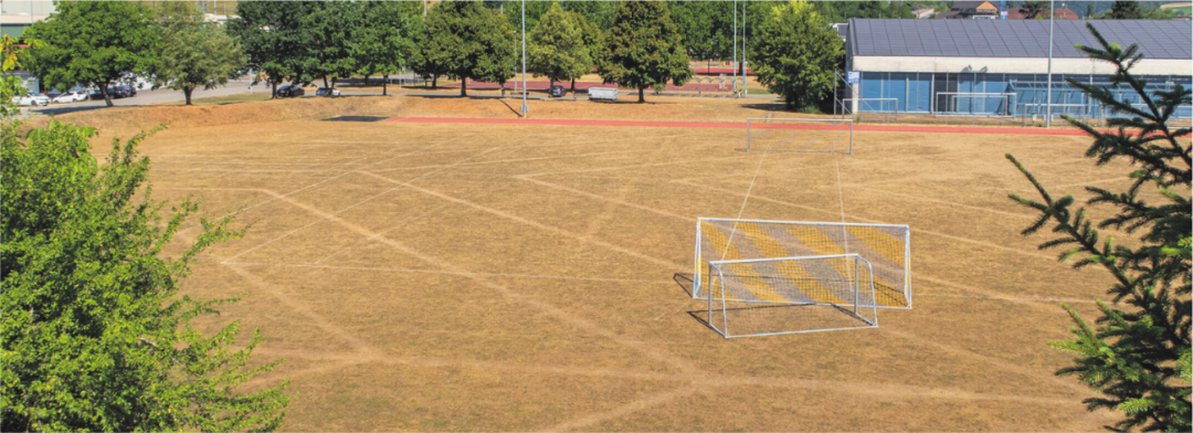 Drainage-Leitungen durchziehen das Sportfeld bei der Oberstufe in Frick. Foto: Paul Gürtler Drainage-Leitungen durchziehen das Sportfeld bei der Oberstufe in Frick. Foto: Paul Gürtler