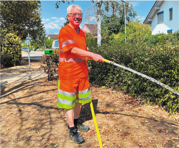 «Pro Baum braucht es idealerweise 150 Liter Wasser», erklärt Paul Näf.    Foto: Valentin Zumsteg
