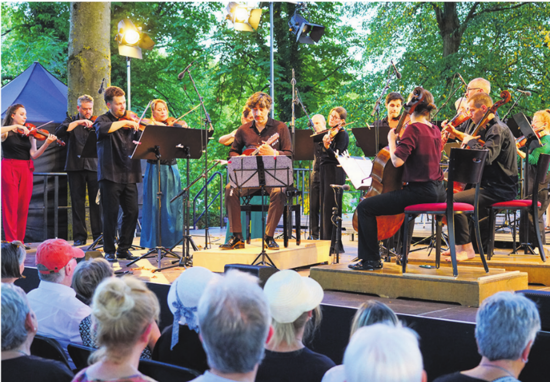 Avi Avital mit dem Kammerorchester Basel mit dem Mandolinenkonzert von Johann Nepomuk Hummel. Fotos: Edi Strub Avi Avital mit dem Kammerorchester Basel mit dem Mandolinenkonzert von Johann Nepomuk Hummel. Fotos: Edi Strub