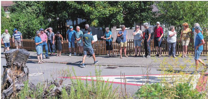 Auf dem Dorfrundgang erlebten die Teilnehmenden die Umsetzung der ökologischen Infrastruktur in die Praxis anhand der naturnah umgestalteten Fläche neben dem Gemeindehaus. Foto: Andreas Häusler Auf dem Dorfrundgang erlebten die Teilnehmenden die Umsetzung der ökologischen Infrastruktur in die Praxis anhand der naturnah umgestalteten Fläche neben dem Gemeindehaus. Foto: Andreas Häusler