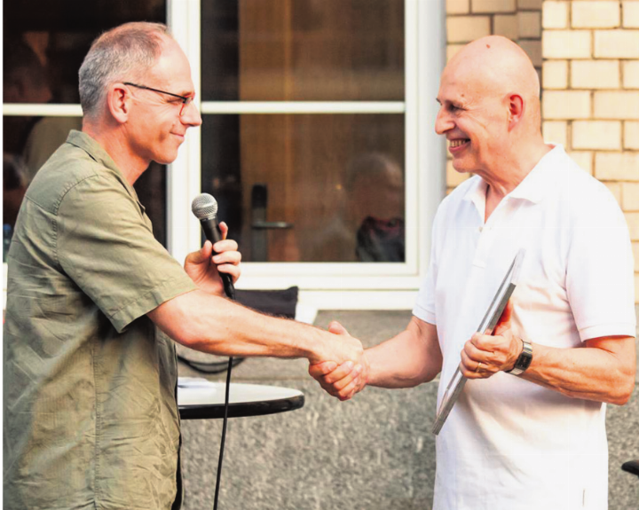 Standortleiter Silvan Hof (links) verdankt die grossen Verdienste von Adrian Ehrensperger. Foto: zVg Standortleiter Silvan Hof (links) verdankt die grossen Verdienste von Adrian Ehrensperger. Foto: zVg