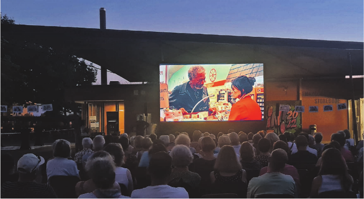 Die faszinierend menschliche Geschichte statt eines Blockbusters kommt beim Publikum bestens an: An der Schnellkasse im Supermarkt («10 Items or less») erkennt «Him» (Morgan Freeman) die verborgenen Talente von Scarlet (Paz Vega).    Foto: Astrid Pfoster