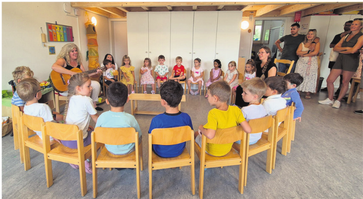 Spielerisch im Kreis, und noch in Begleitung ihrer Eltern, beginnt für die kleinen Kindergartenkinder ein neues Abenteuer.