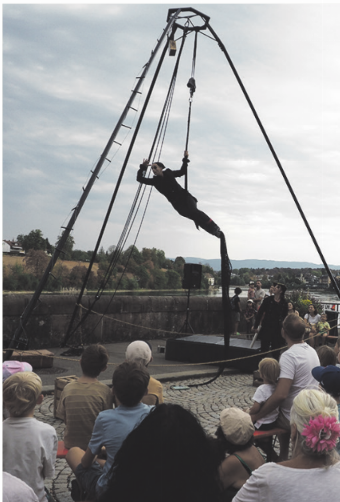 Piratenakrobatik auf der Rheinbrücke. Piratenakrobatik auf der Rheinbrücke.