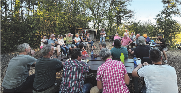 Familiäre Diskussions-Runde an wunderschöner Lage.    Foto: Simone Rufli